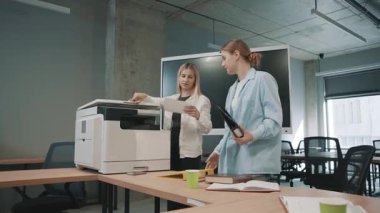 Kadın olarak görevde takım işbirliği belgeyi yazdırır ve meslektaş ile görevleri tartışır