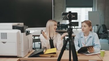 İş adamları, ofiste yaptıkları toplantıda proje belgelerini yavaş çekimde tartışıyor.