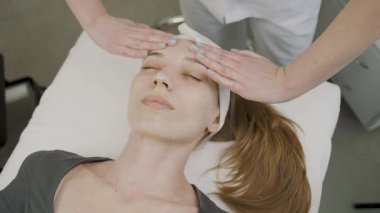 Kusursuz görünüş için yavaş çekimde kalıcı makyaj uygulaması uzmanı