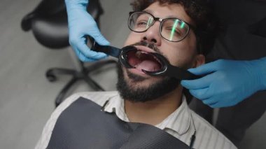 Diş hekimi, klinikte oral bakım ve konfora odaklı hastalara prosedür uygular