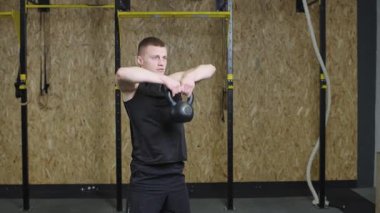 Fitness meraklıları için ağır çekimde spor yapma, dayanıklılık eğitimi teknikleri