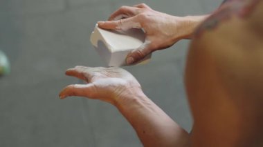 Yavaş çekim tebeşir uygulaması ile spor salonundaki tutuş gücünü arttırıyorum.