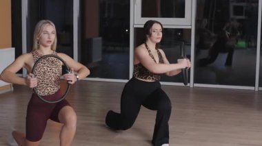 Spor salonunda esneme ve dayanıklılık egzersizleri.