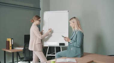 İş arkadaşları öğleden sonra bir toplantı sırasında bir sorunu çözmek için ofiste birlikte çalışırlar.