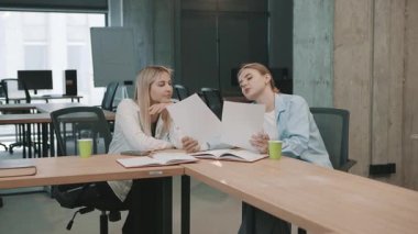 Ofis arkadaşları çalışma saatleri içinde masa etrafında fikirler ve planlar tartışıyor.