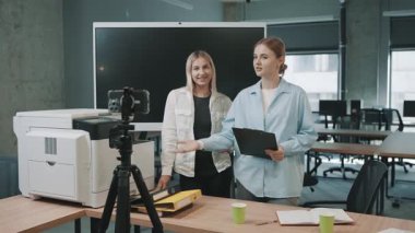 Ekip, öğleden sonraki toplantıda yazıcı ve kamera kurulumuyla proje fikirlerini tartışıyor