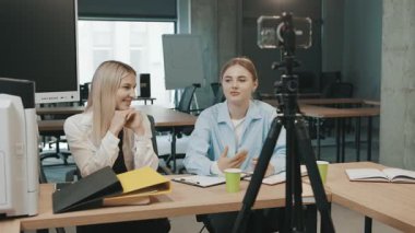 Takım toplantısı sırasında içerik oluşturmak için bir ofiste birlikte çalışan meslektaşlar