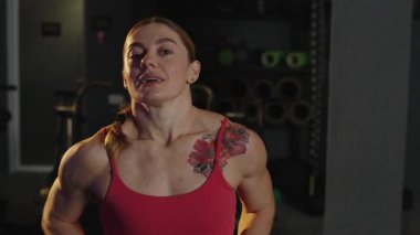 Güçlü sporcu spor salonunda antrenman yapmak ve yarışma sırasında performansı artırmak için spor tavsiyelerini paylaşıyor