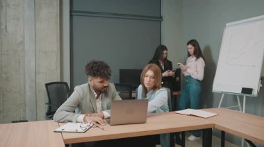 Modern ofiste dört profesyonelin katıldığı iş toplantısı çalışma ve tartışma üzerine odaklandı