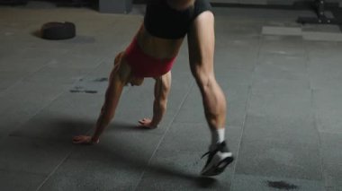 Spor salonu ortamında halter egzersizleri ve güç antrenmanına odaklanma rutini.