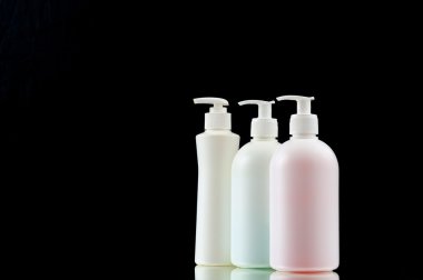 Siyah bir zemin üzerine sıvı sabun ile plastik Sabunluk.