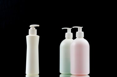 Siyah bir zemin üzerine sıvı sabun ile plastik Sabunluk.