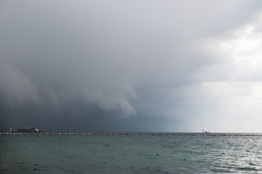 Yukarıda beach Tayland Koh Larne fırtına öncesi sessizlik ağır bulutlar