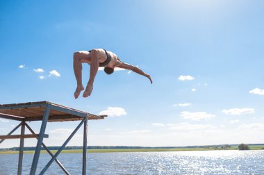 Genç adam kuleden suya atlama