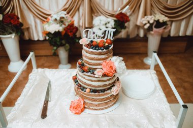 çilek ile dekore edilmiş ana düğün pastası plakadır