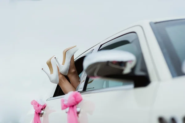 Menyasszony lába fehér autó ablak esküvői cipők — Stock Fotó