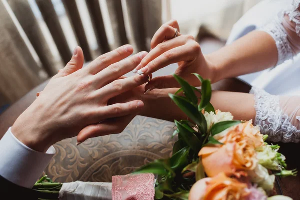 Nevěsta ženich nosí prsten. Svatební obřad. — Stock fotografie