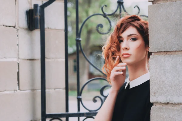 Retrato de uma mulher bonita com cabelo vermelho escuro — Fotografia de Stock