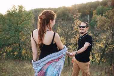 vahşi doğa, arka plan üzerinde tutuşup sarılma hamile kadın ve erkek sonbahar. aşk hikayesi