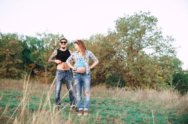 erkek ve kız, dreadlocks ile oynarken birbirlerine bıyık yapmak