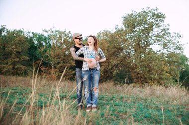 erkek ve kız, dreadlocks ile oynarken birbirlerine bıyık yapmak