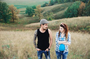 erkek ve kız, dreadlocks ile oynarken birbirlerine bıyık yapmak