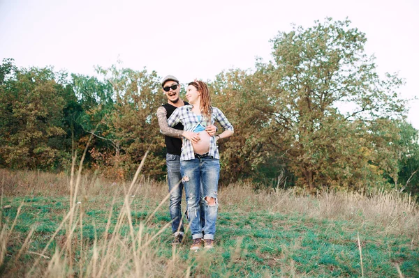 Erkek ve kız, dreadlocks ile oynarken birbirlerine bıyık yapmak — Stok fotoğraf