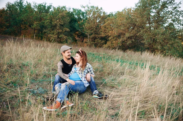 erkek ve kız, dreadlocks ile oynarken birbirlerine bıyık yapmak