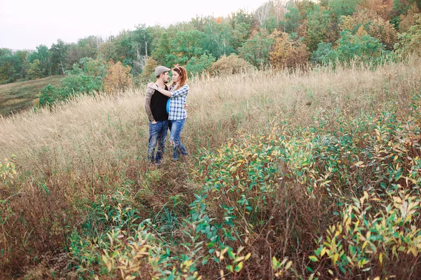 Ragazzo e ragazza, giocando con i dreadlocks, si fanno i baffi — Foto Stock