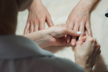 Çivi şeffaf kaplama güzellik salonda bir yakın çekim var. Manikür işlemi.