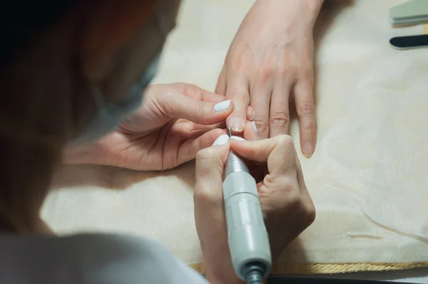Професійний технік для шліфування нігтів машиною — стокове фото