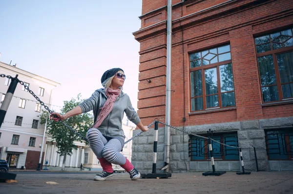 도시 주위를 산책에 세련 되 고 유행 소녀 — 스톡 사진