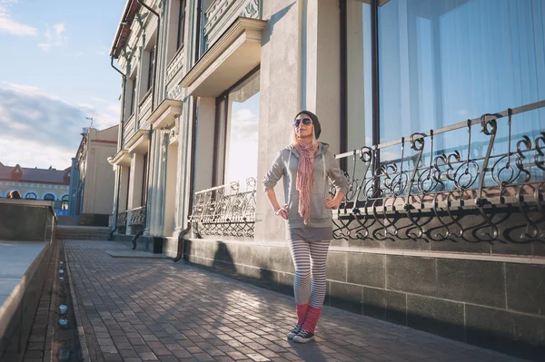 Menina elegante e elegante em um passeio pela cidade — Fotografia de Stock