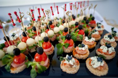 Hizmet şenlikli şeker bar masa kek kulesi ve sevgi ile tatlı işarettir