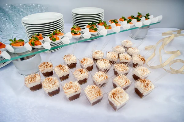 Servido mesa de bar de doces festivos com cupcakes torre e amor é sinal doce — Fotografia de Stock