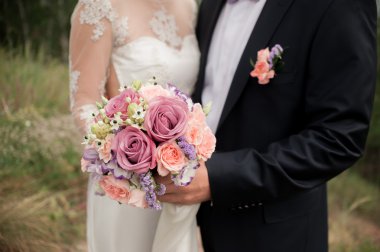 kaç sarılma, bir buket çiçek kucaklayan damat onun elinde tutan gelin düğün