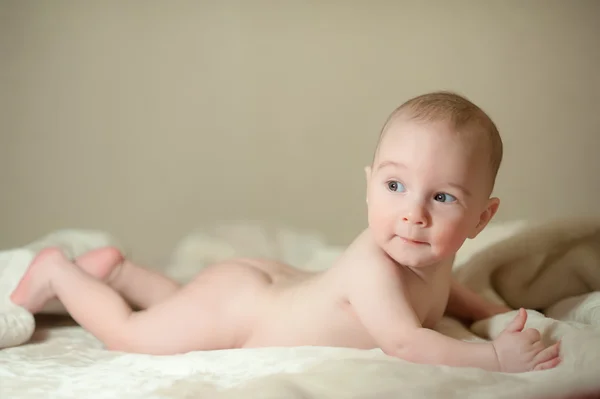 El niño recién nacido sonriendo y babeando, duerme — Foto de Stock