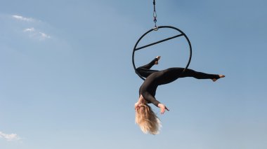 Spor kadın açık havada bir çember ile yapıyor. Spor ekipmanları ve yaşam tarzı kavramı. Anti yerçekimi yoga.