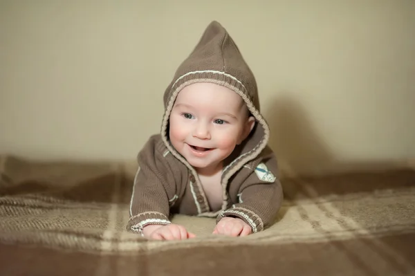 Lindo bebé jugando en la cama, sonriendo y posando a la cámara — Foto de Stock