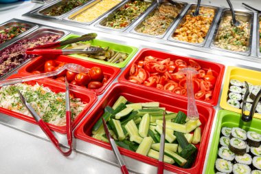 Sebze ve salata servisi, self servis restoranı. Sebze, domates, salatalık, salatalık. Copispace