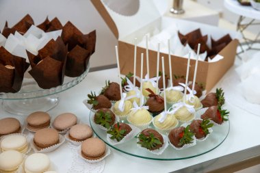 Güzel kompozisyonlarda lezzetli tatlılar. Yemek masasındaki şekerler. Yemek servisi sırasında çekilmiş bir fotoğraf. Kopyalama alanı.