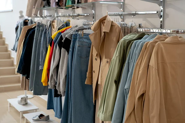 Elegante collezione di abbigliamento donna appesa alle grucce nello showroom. Copspace — Foto Stock