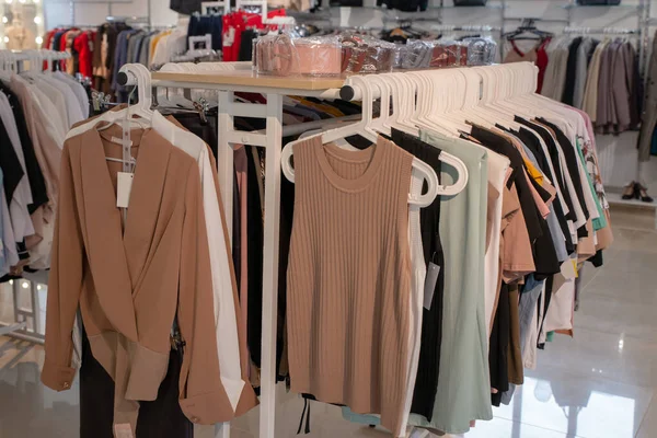 Elegante colección de ropa de mujer colgando de perchas en la sala de exposición. Espacio de copia — Foto de Stock