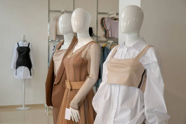Kadın mankenler şık bir kıyafet koleksiyonu sergiliyor. Moda ve moda mağazası. Kopyalama alanı — Stok fotoğraf