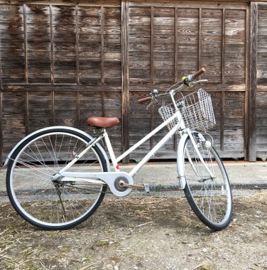 Bisiklet antika ahşap evin duvar