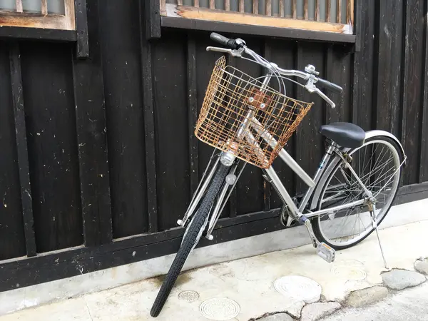 Bicicleta na parede da casa de madeira vintage — Fotografia de Stock