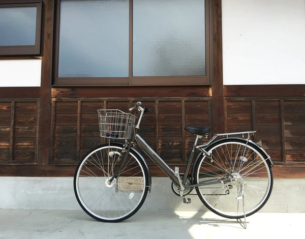 Bicicleta en la pared de la casa de madera vintage — Foto de Stock