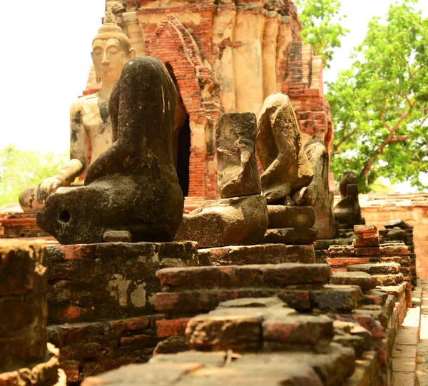 Ancienne statue de bouddha au temple Mahathat, site historique dans la province d'Ayuttaya, Thaïlande . — Photo