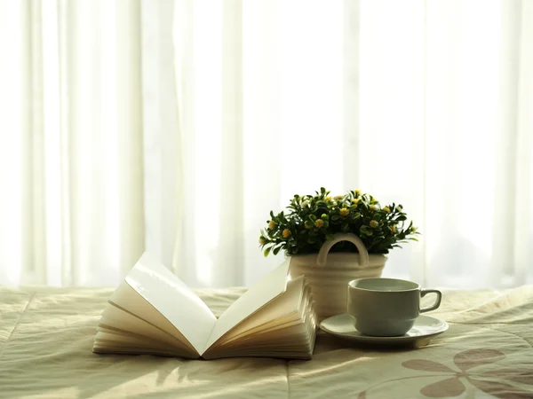 Frischer Morgenkaffee Buch und Blume auf dem Bett, Fokus auswählen. — Stockfoto