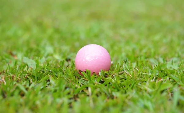 Golf sfera di cristallo rosa su erba verde nel campo da golf — Foto Stock